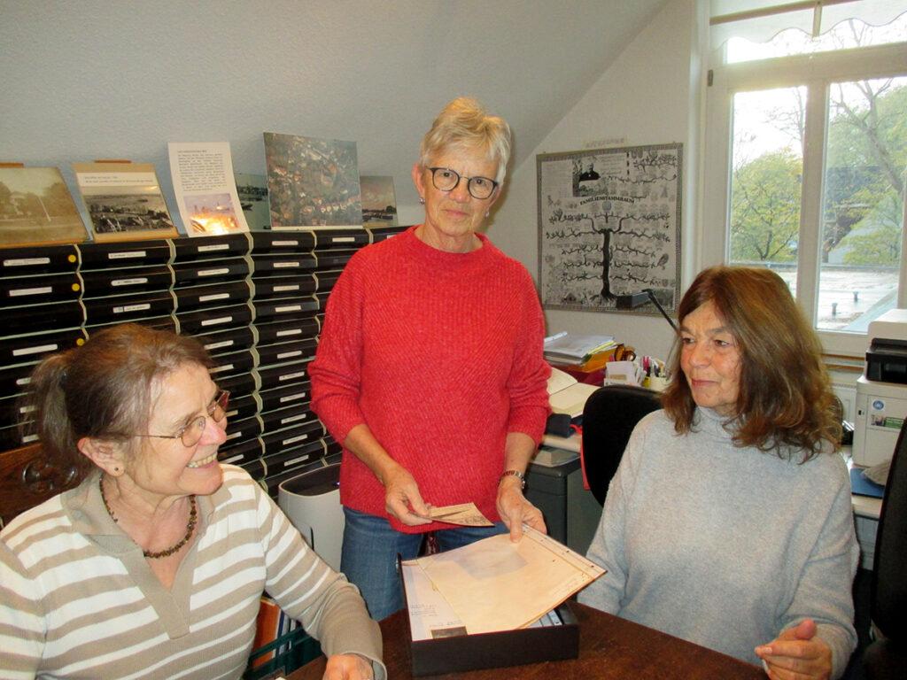 Drei Frauen bei der Archivarbeit