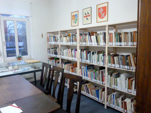 Seitlicher Blick in die Bibliothek des HVL