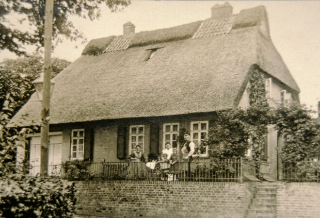 Wohnhaus mit der Familie Fennekohl, An der Lesumer Kirche 9; Postkarte von 1911