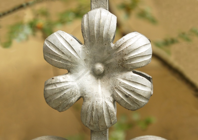 Schmiedeeiserne Blüte am Zaun (An der Lesumer Kirche)