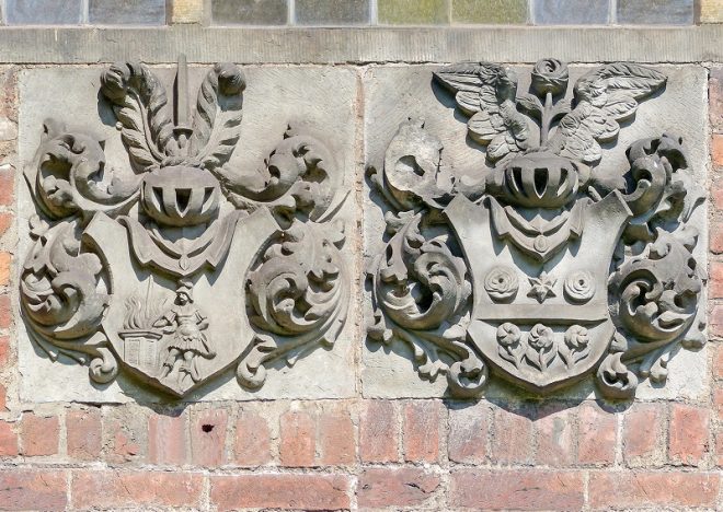 Wappensteine an der Grambker Kirche, Foto: Kück / Montage: Dohr